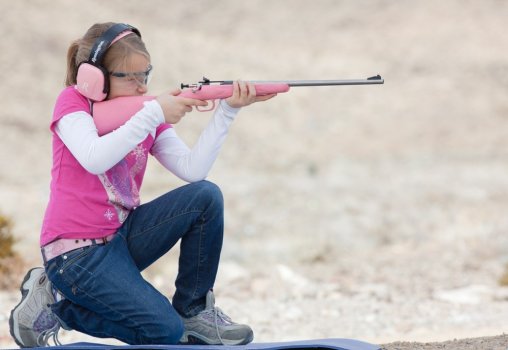 Учить ли ребенка обращаться с оружием?